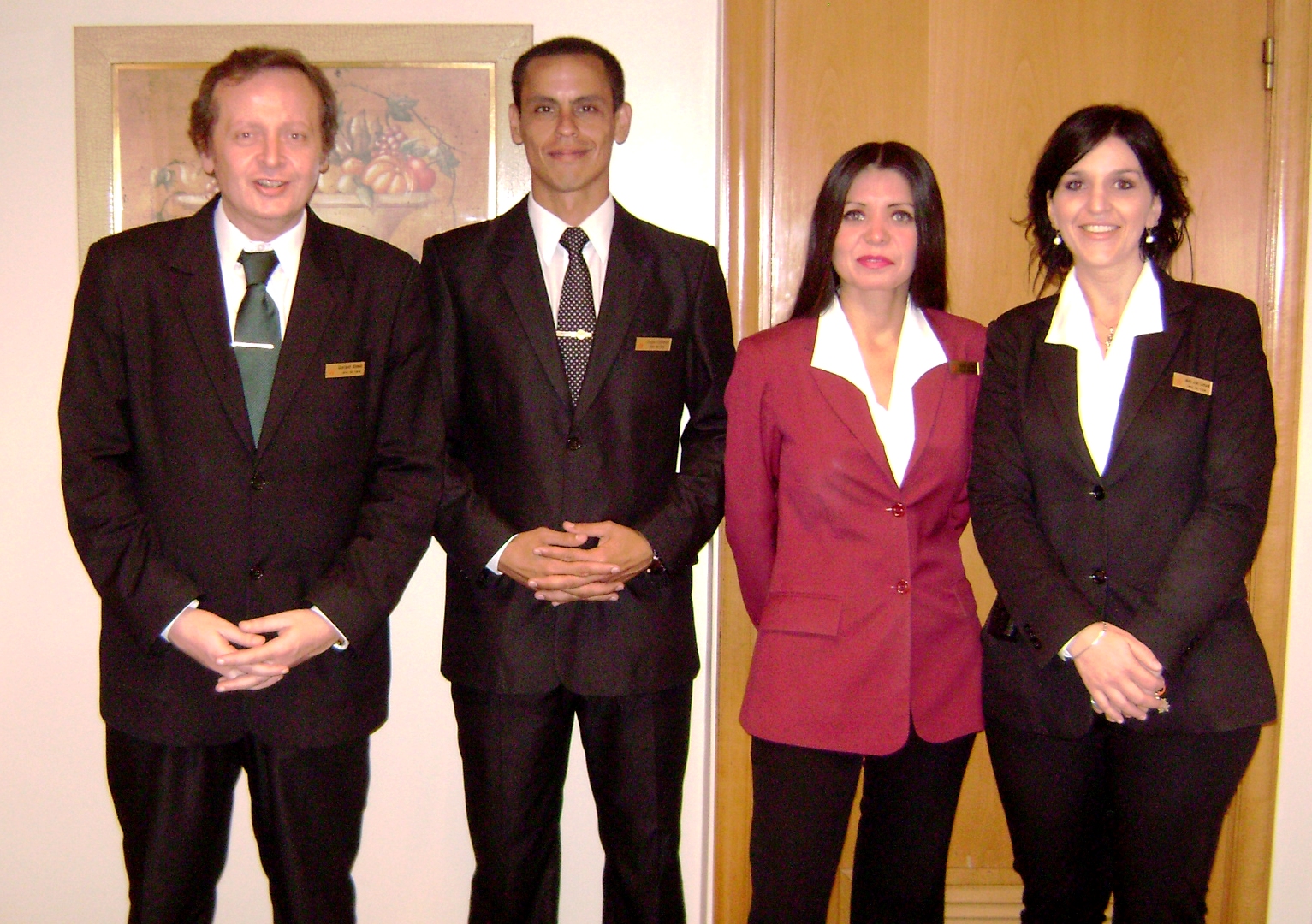 Foto: De izquierda a derecha, Gustavo Kiselis Jefe de Sala, Sergio Quiñones Jefe de Sala, Gladys Orellana Encargada de Gastronomía y María José Contardi Jefe de Sala.